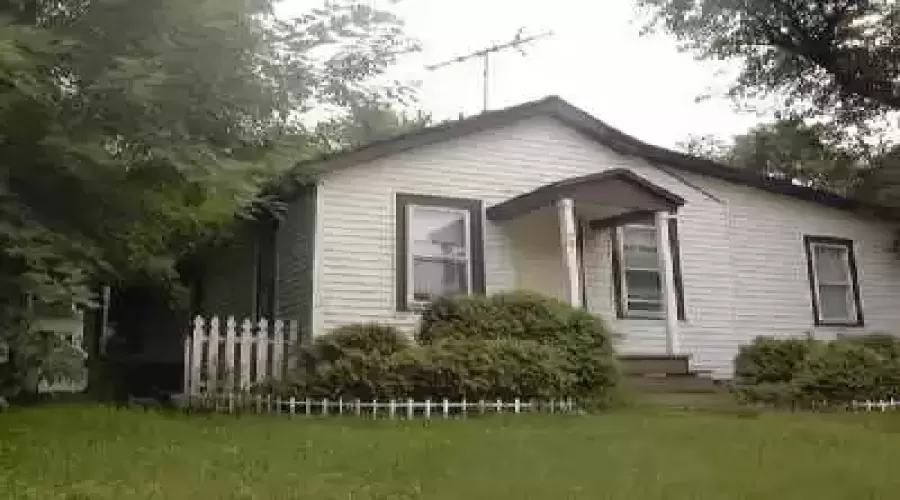 Attention INVESTORS and 1 st TIME HOME BUYERS!! Cute 2 bedroom home that is ZONED C2. being used as residential but can switch to Commercial.. Needs some minor TLC Special purchase programs avail.