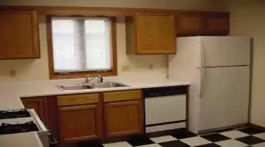 Eat-in-kitchen  Stove & Refrigerator to stay!