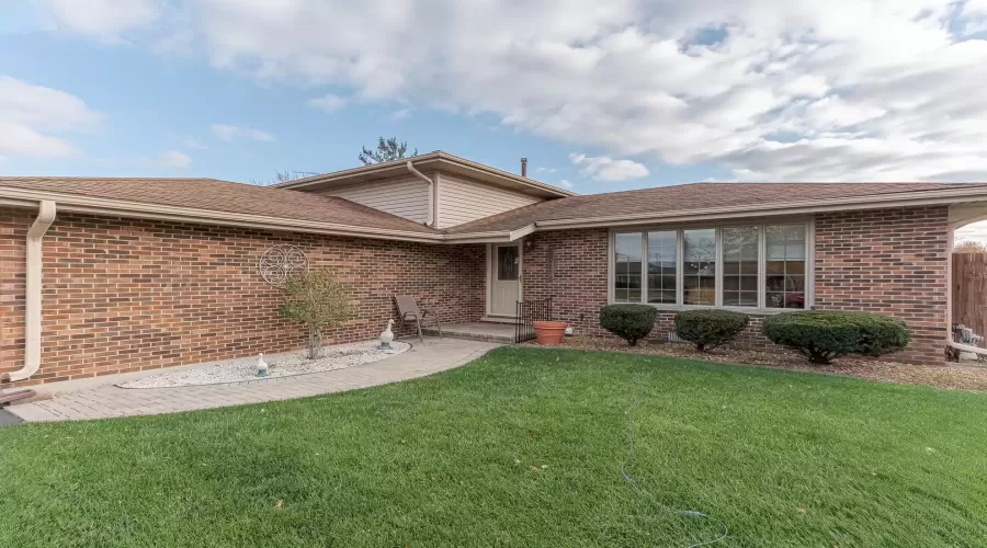 8301 Michelle Lane, Tinley Park, Illinois 60477, 3 Bedrooms Bedrooms, ,2 BathroomsBathrooms,Residential,For Sale,Michelle,MRD11928847
