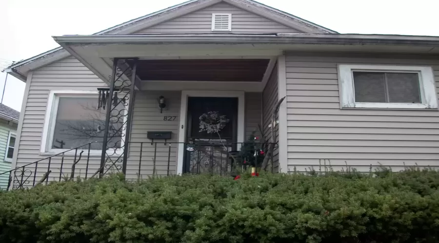 827 Summit Street, Joliet, Illinois 60435, 2 Bedrooms Bedrooms, ,1 BathroomBathrooms,Residential,For Sale,Summit,MRD11055154