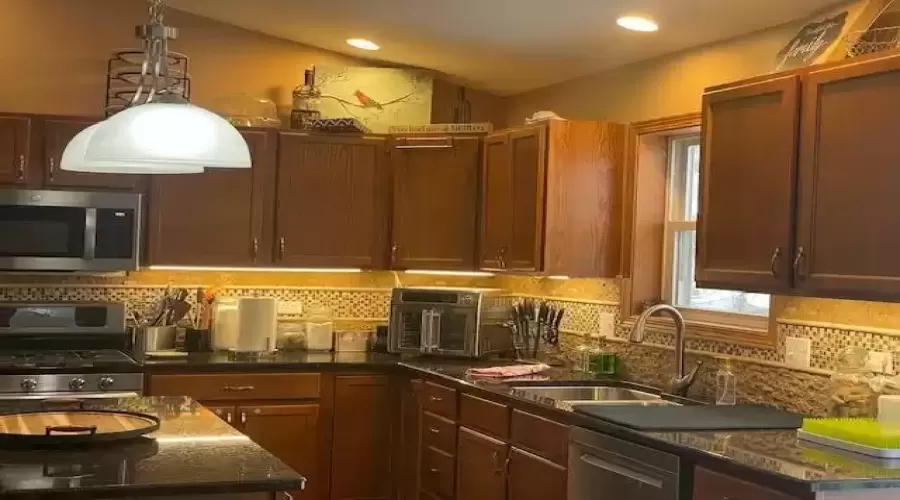 Huge kitchen, granite counter tops, Island and tons of caabinets