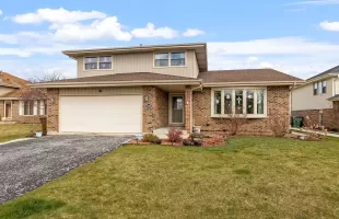 8700 Carriage Lane, Tinley Park, Illinois 60487, 3 Bedrooms Bedrooms, ,3 BathroomsBathrooms,Residential,For Sale,Carriage,MRD12021038