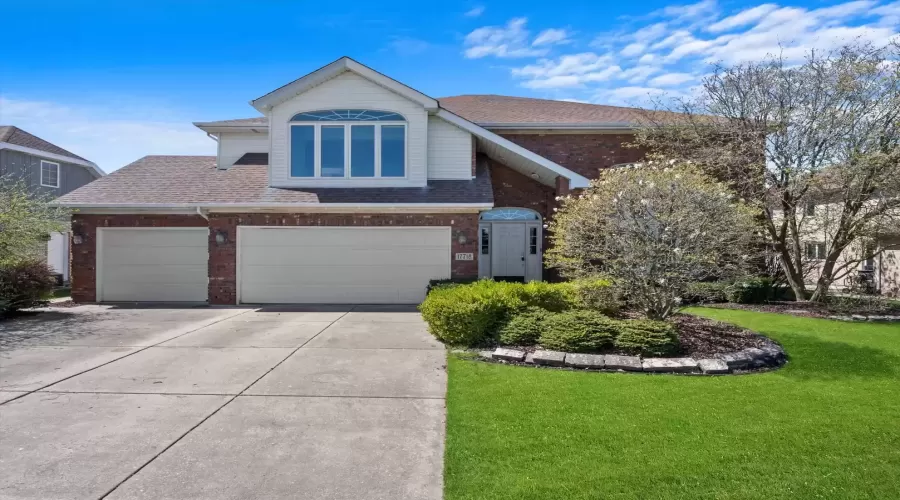 17718 Cloverview Drive, Tinley Park, Illinois 60477, 3 Bedrooms Bedrooms, ,3 BathroomsBathrooms,Residential,For Sale,Cloverview,MRD12041943