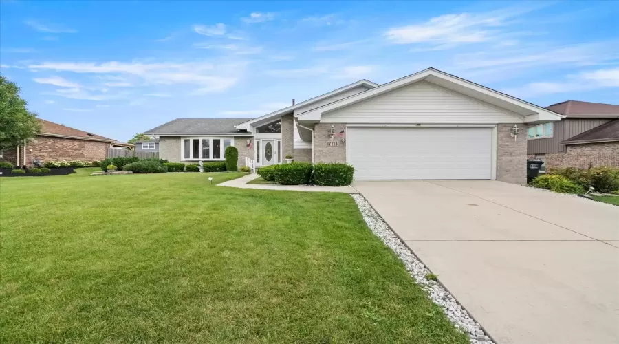 17713 Pheasant Drive, Tinley Park, Illinois 60487, 3 Bedrooms Bedrooms, ,2 BathroomsBathrooms,Residential,For Sale,Pheasant,MRD12127689