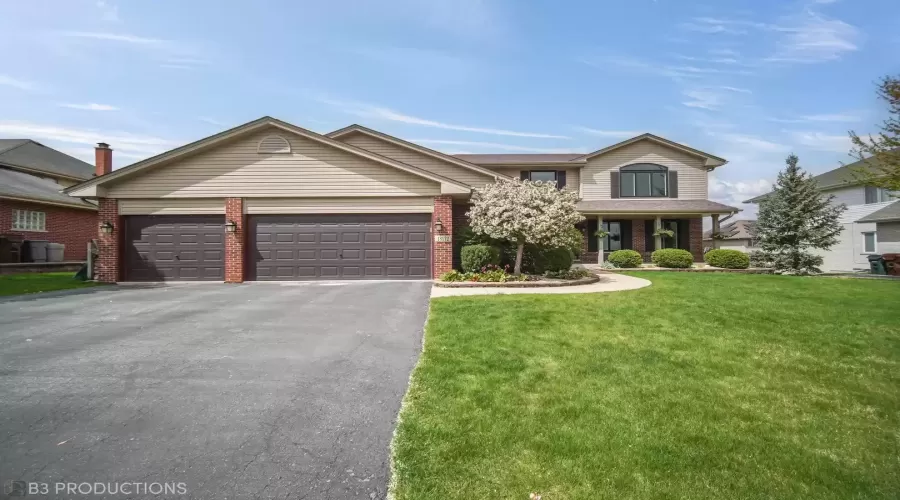 18172 Goesel Drive, Tinley Park, Illinois 60487, 4 Bedrooms Bedrooms, ,3 BathroomsBathrooms,Residential,For Sale,Goesel,MRD12131401