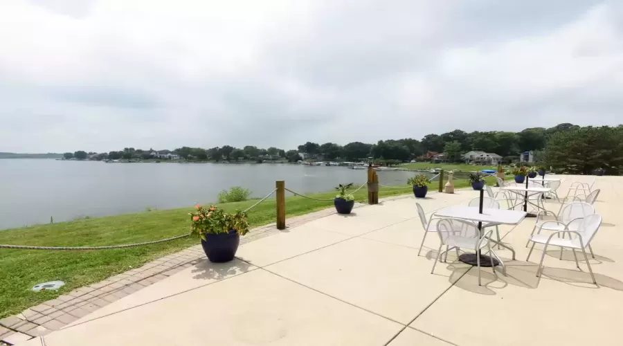 LakehousePatio2