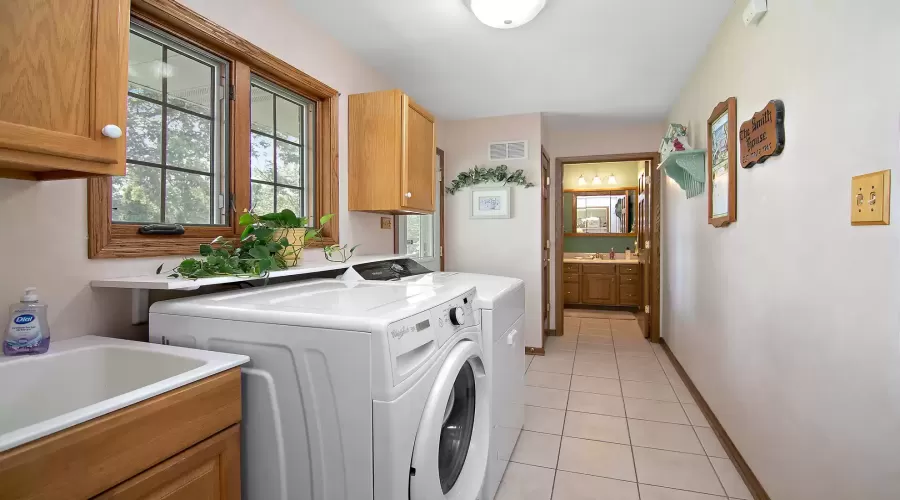 Laundry/Mudroom - Washer & Dryer stay!