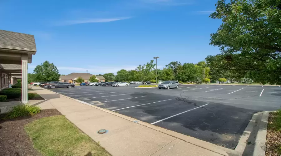 EXECUTIVE OFFICE SPACE IN RIDGEFIELD COMMONS