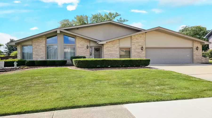 11671 Valley Brook Drive, Orland Park, Illinois 60467, 3 Bedrooms Bedrooms, ,4 BathroomsBathrooms,Residential,For Sale,Valley Brook,MRD12151468