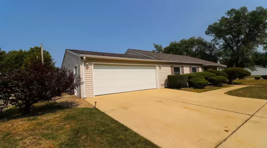 202 Belmont Drive, Romeoville, Illinois 60446, 3 Bedrooms Bedrooms, ,2 BathroomsBathrooms,Residential,For Sale,Belmont,MRD12108417