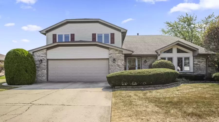 17331 Valley View Drive, Tinley Park, Illinois 60477, 5 Bedrooms Bedrooms, ,4 BathroomsBathrooms,Residential,For Sale,Valley View,MRD12166794