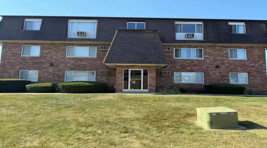 7100 Laverne Lane, Tinley Park, Illinois 60477, 2 Bedrooms Bedrooms, ,1 BathroomBathrooms,Residential Lease,For Rent,Laverne,MRD12167892