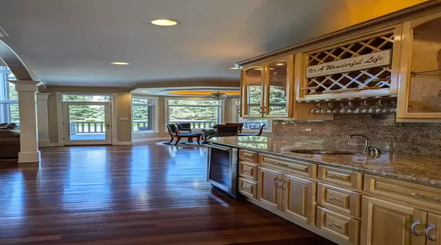 MAIN LEVEL WET BAR