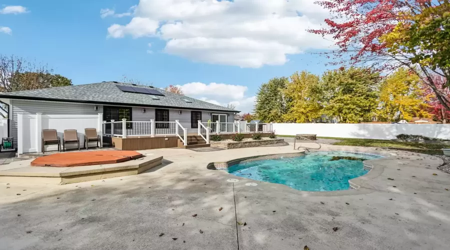 pool with HOT TUB