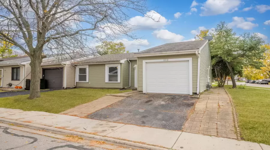 202 BIRCHWOOD Drive, Romeoville, Illinois 60446, 2 Bedrooms Bedrooms, ,1 BathroomBathrooms,Residential,For Sale,BIRCHWOOD,MRD12200789