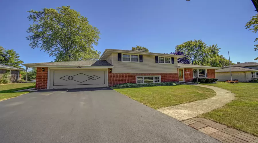 16501 Leslie Ann Drive, Tinley Park, Illinois 60477, 3 Bedrooms Bedrooms, ,2 BathroomsBathrooms,Residential,For Sale,Leslie Ann,MRD12218388