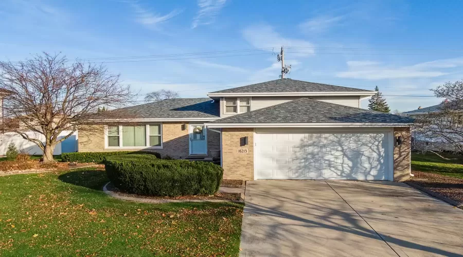 16213 Alexandria Drive, Tinley Park, Illinois 60477, 3 Bedrooms Bedrooms, ,2 BathroomsBathrooms,Residential,For Sale,Alexandria,MRD12218264