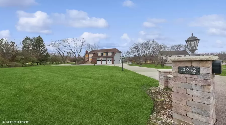 Sprawling front yard with long driveway and plenty