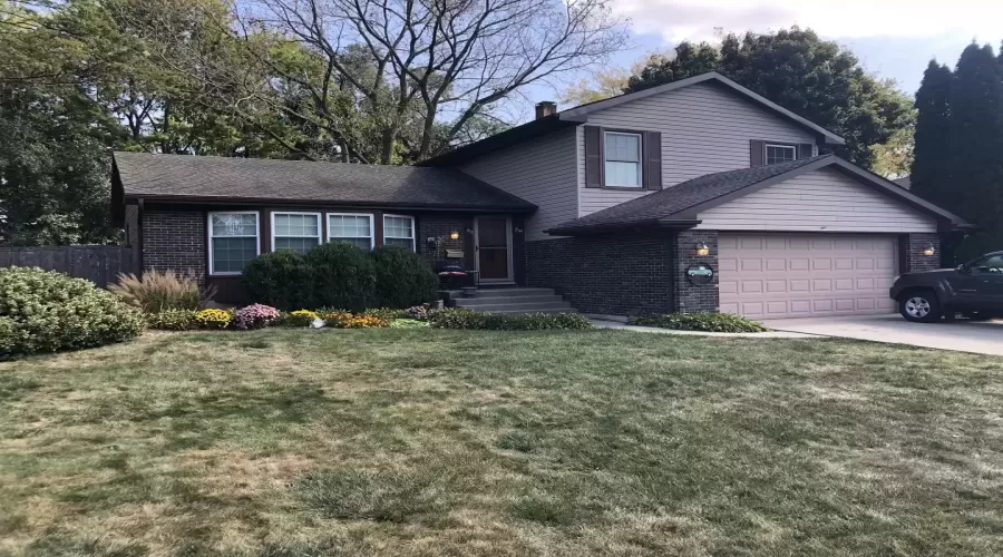 912 Warwick Lane, Libertyville, Illinois 60048, 3 Bedrooms Bedrooms, ,3 BathroomsBathrooms,Residential Lease,For Rent,Warwick,MRD12186642