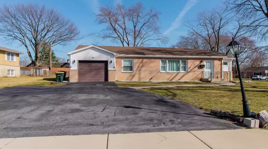 705 BUCKEYE Drive, Hoffman Estates, Illinois 60169, 4 Bedrooms Bedrooms, ,2 BathroomsBathrooms,Residential Lease,For Rent,BUCKEYE,MRD12257384