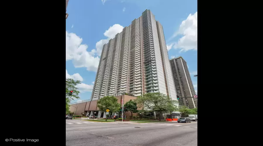 6033 Sheridan Road, Chicago, Illinois 60660, 2 Bedrooms Bedrooms, ,2 BathroomsBathrooms,Residential Lease,For Rent,Sheridan,MRD12257657